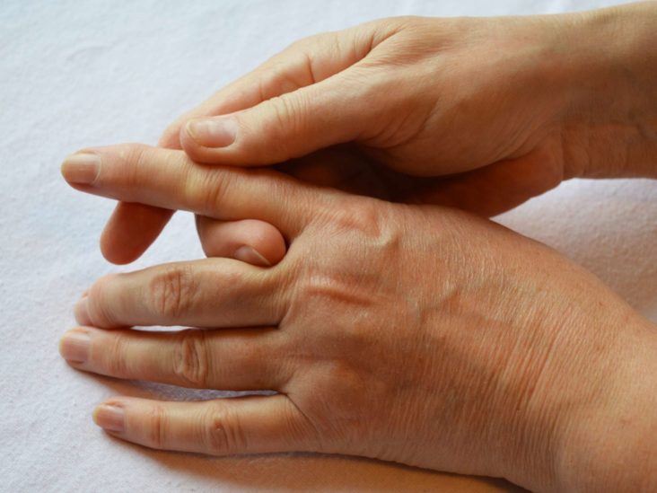 swelling in finger joints causes