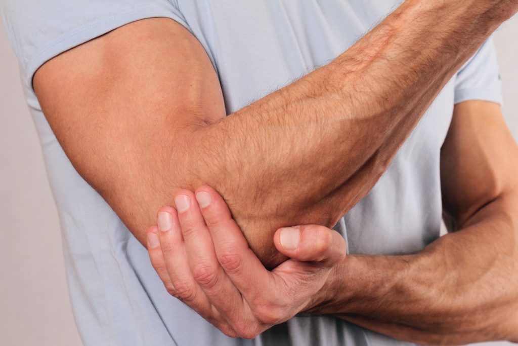 rankų sulenkta skausmas alkūnės sąnario sanario skausmo gydymas