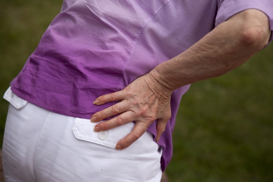 skausmas nugaros apacioje desineje kodėl skauda sąnarius žingsnių