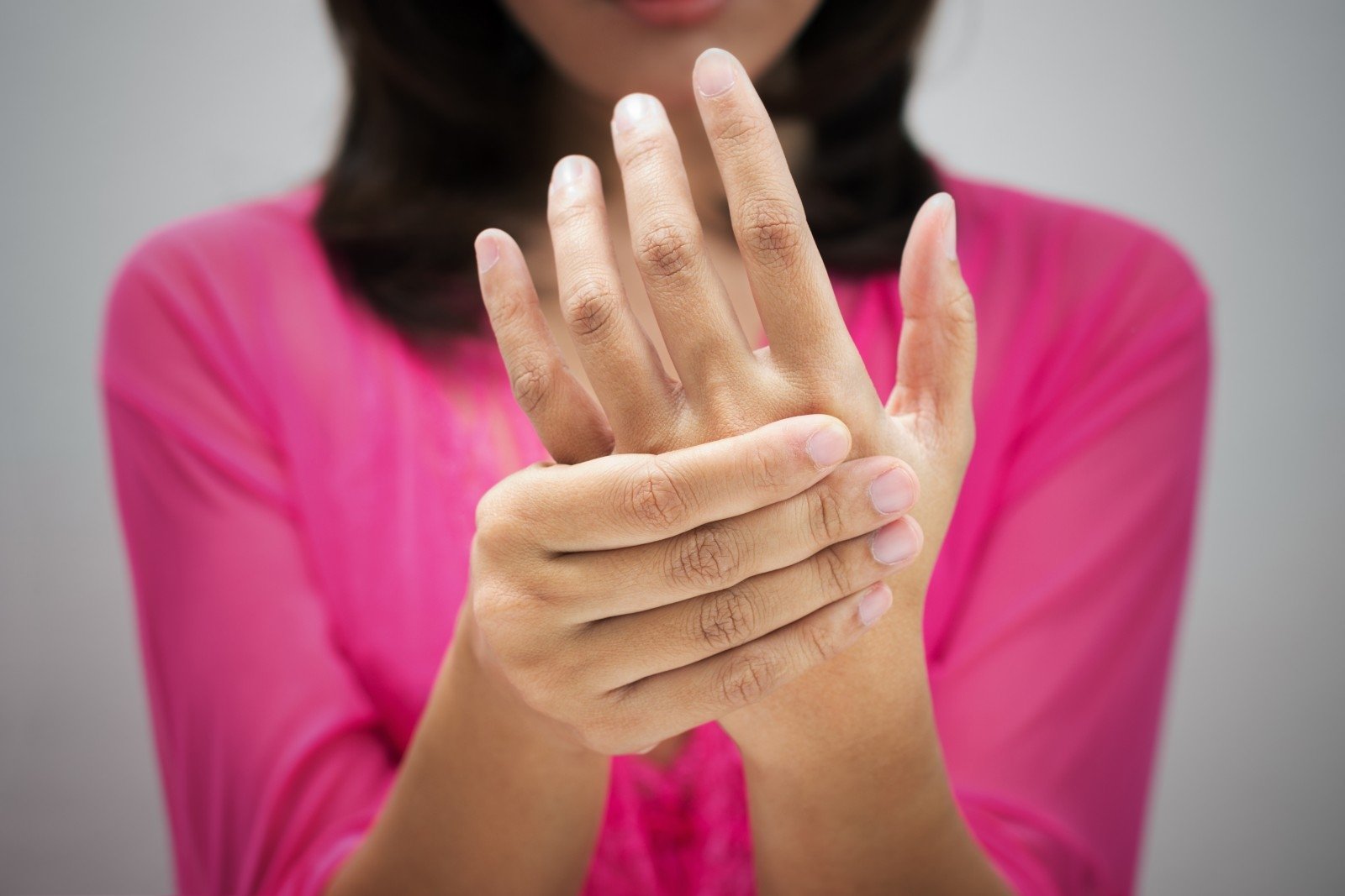 skauda bendrą mergaitę dešinės rankos gydymas skauda piršto sąnarys ant rankos gydymas